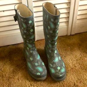 slightly used rainboots